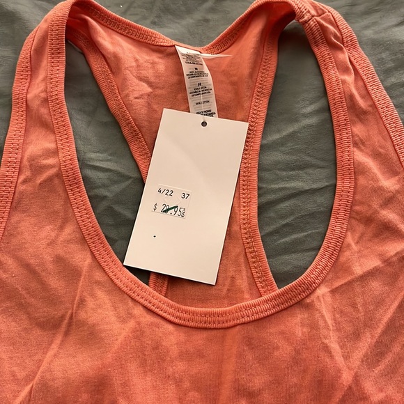 “Live in the moment” racer tank. Nice flowing fit around the bottom, NWT size M - Picture 3 of 6